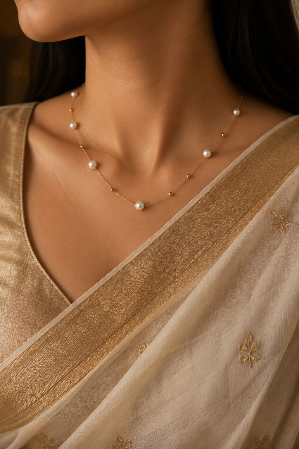 Elegant Gold-Plated Necklace with Luminous Pearls